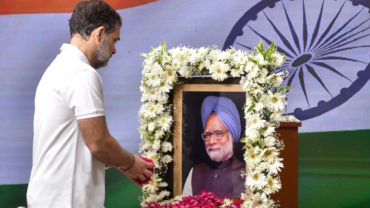 Rahul Gandhi pays floral tributes to Manmohan Singh on birth anniversary