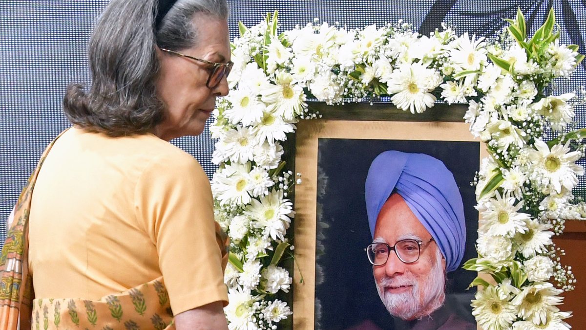 Sonia Gandhi pays floral tributes to Manmohan Singh on birth anniversary