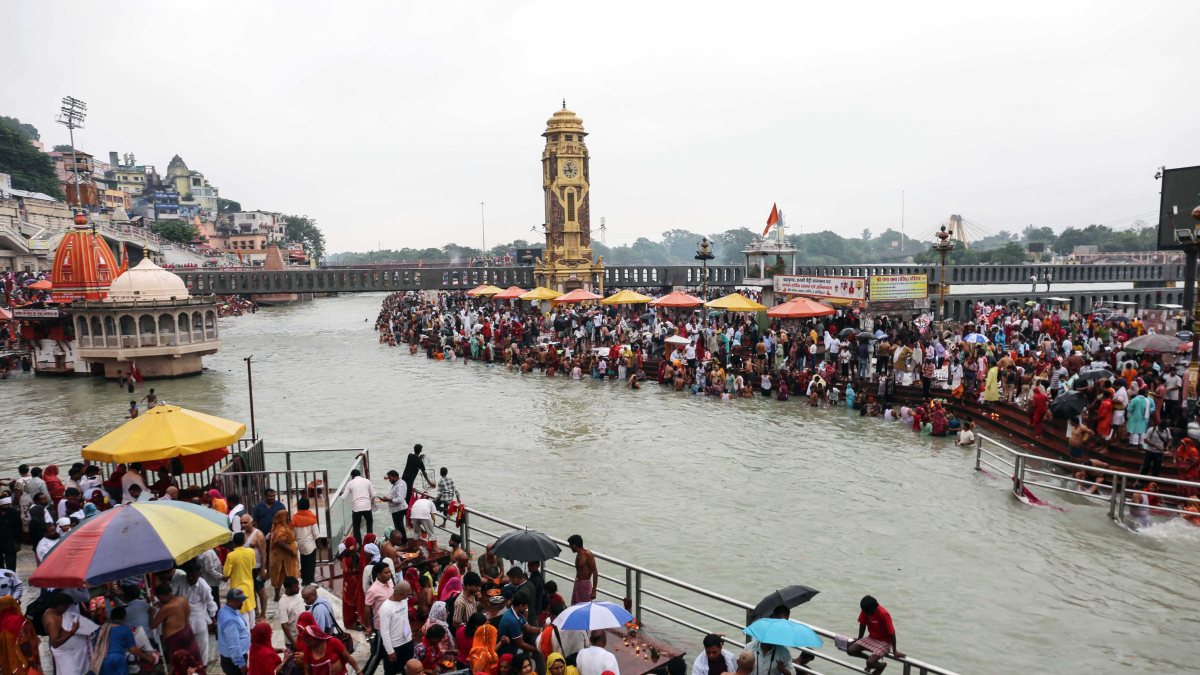 Devotees perform Tarpan ritual at Har Ki Pauri on Pitru Paksha first day
