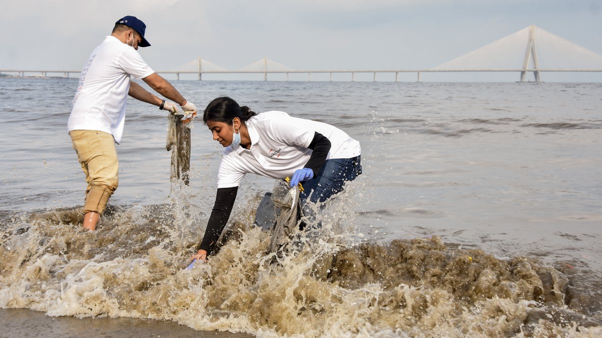 Mumbai students join beach clean-up after Ganesh festival