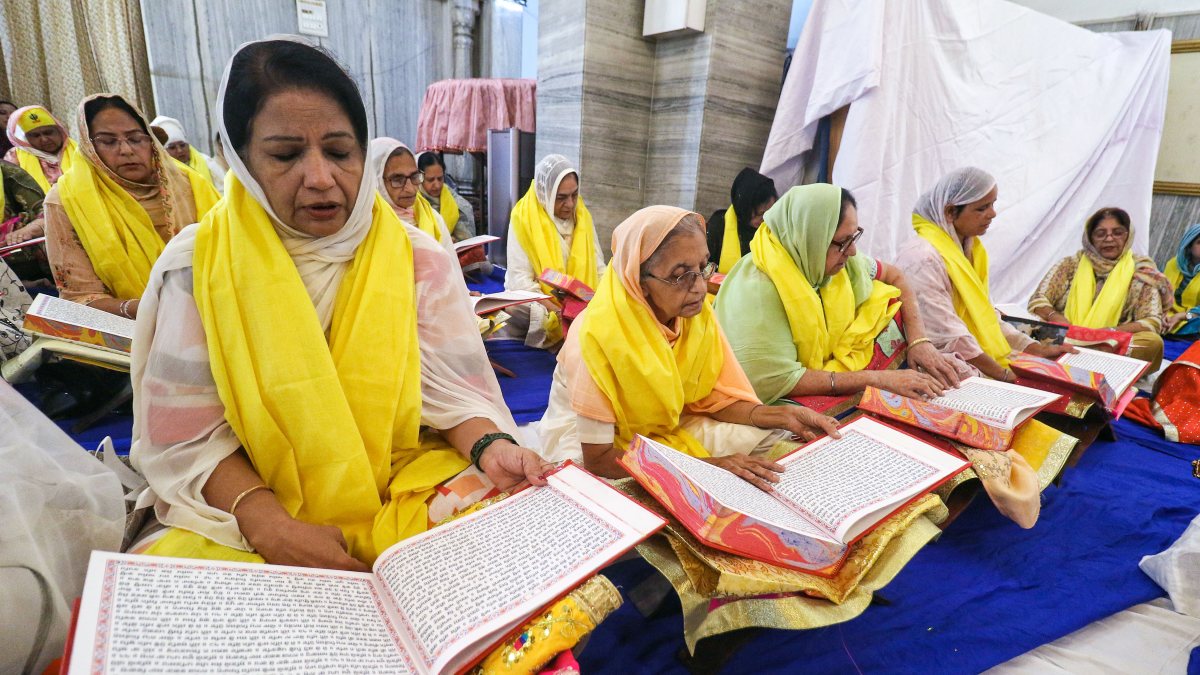 Devotees recite Sahaj Path at Guru Tegh Bahadur martyrdom anniversary in Delhi