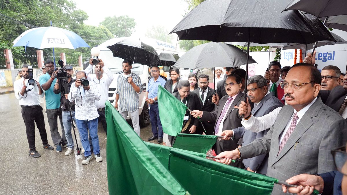 CJI Surya Kant flags off legal aid vehicles in Patna