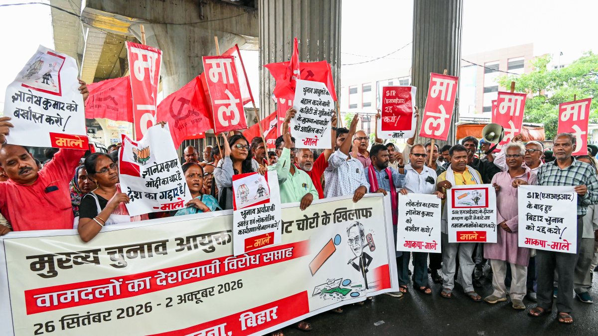 AISA members protest election commissioner in Patna