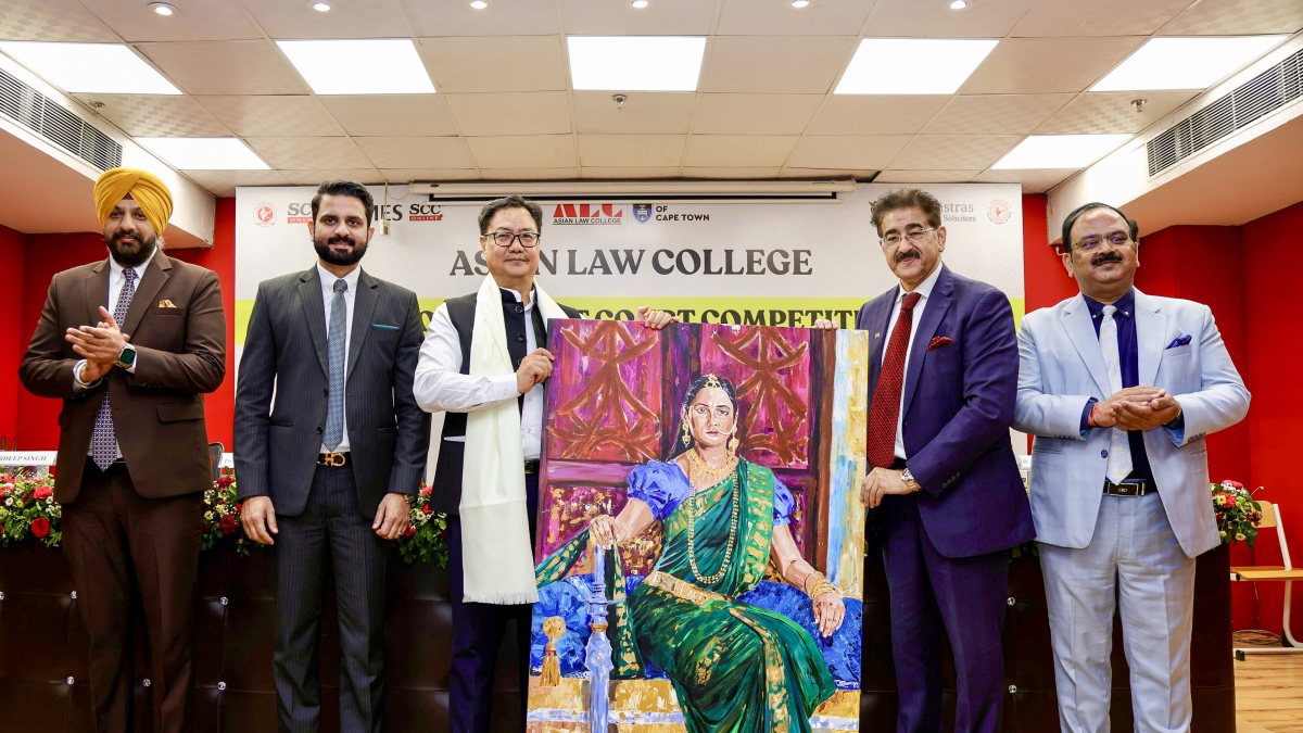 Kiren Rijiju holds Baahubali portrait at Noida moot court event