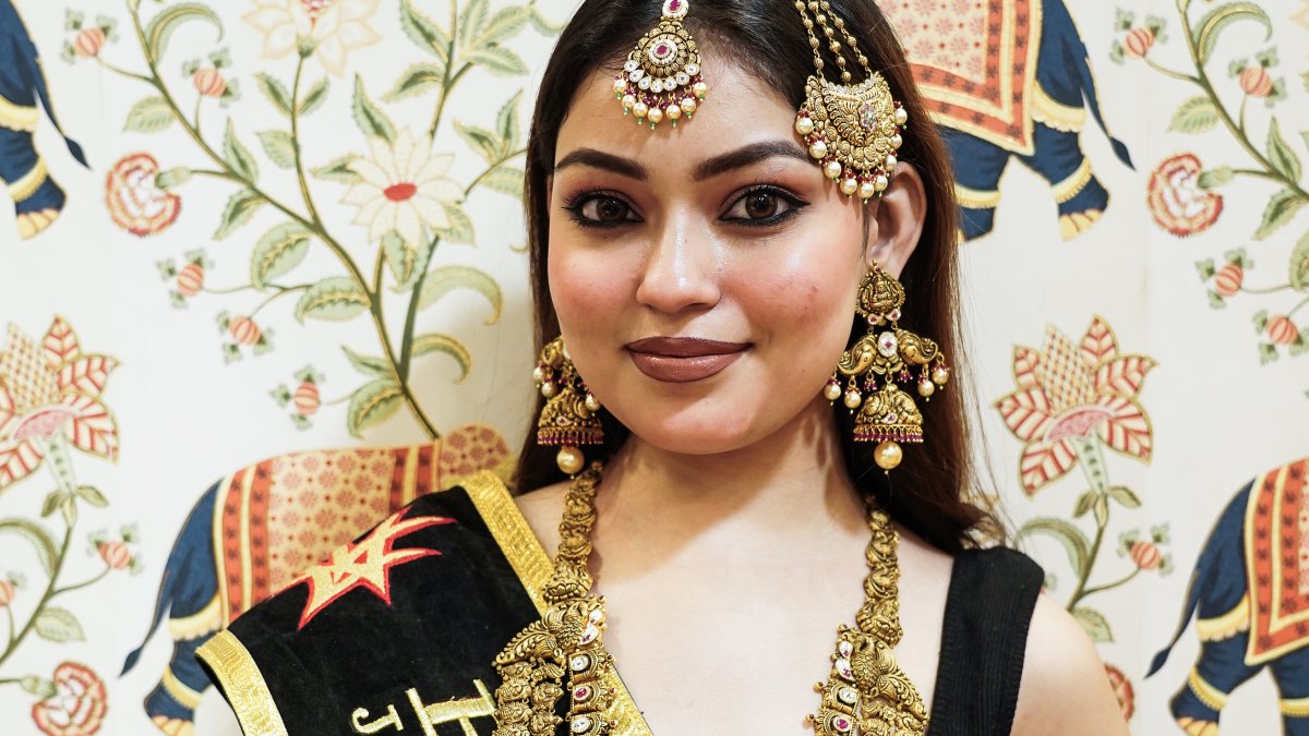 Model showcases jewellery at Delhi Jewellery and Gem Fair
