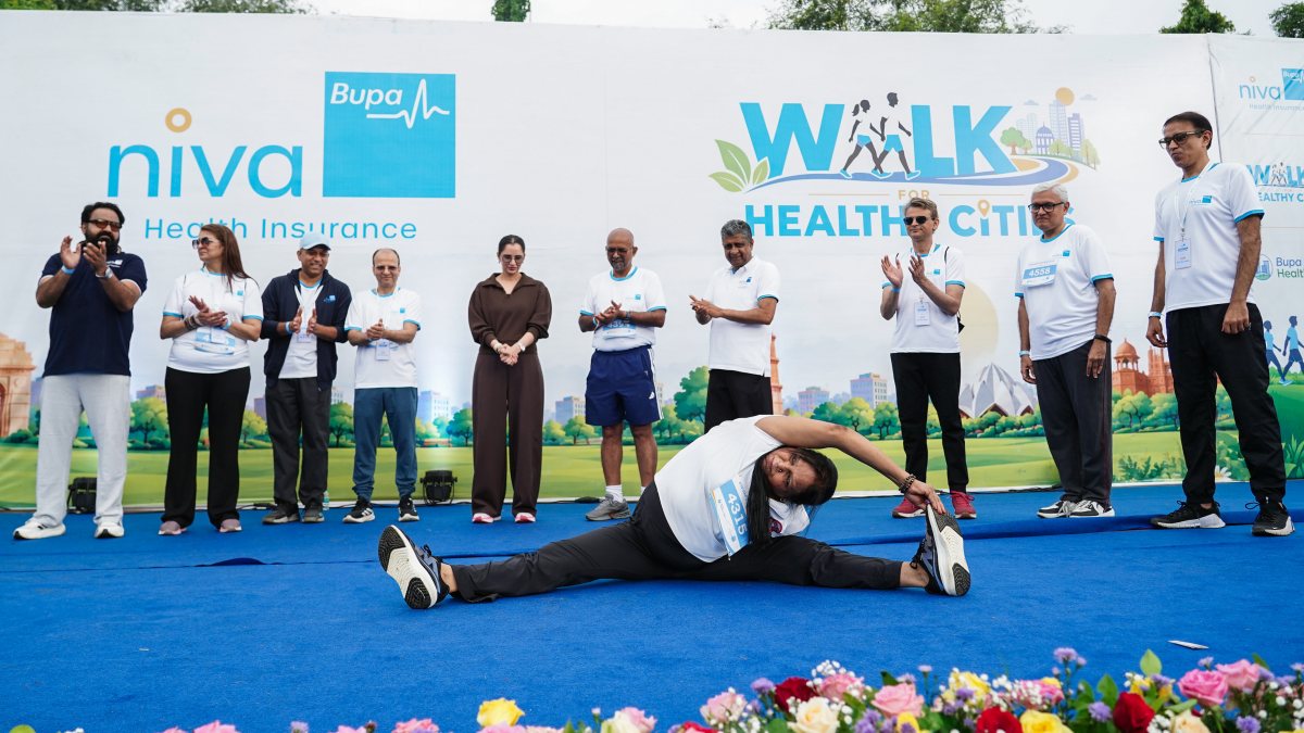 Sania Mirza watches woman perform yoga at Delhi health event