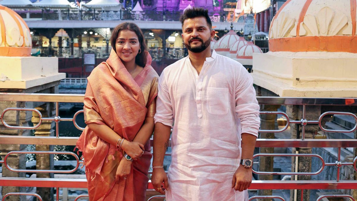 Suresh Raina visits Mahakaleshwar Temple with wife
