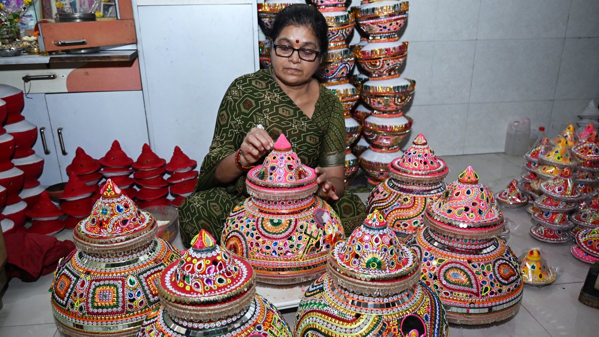 Mumbai artist prepares garba pots for Navaratri