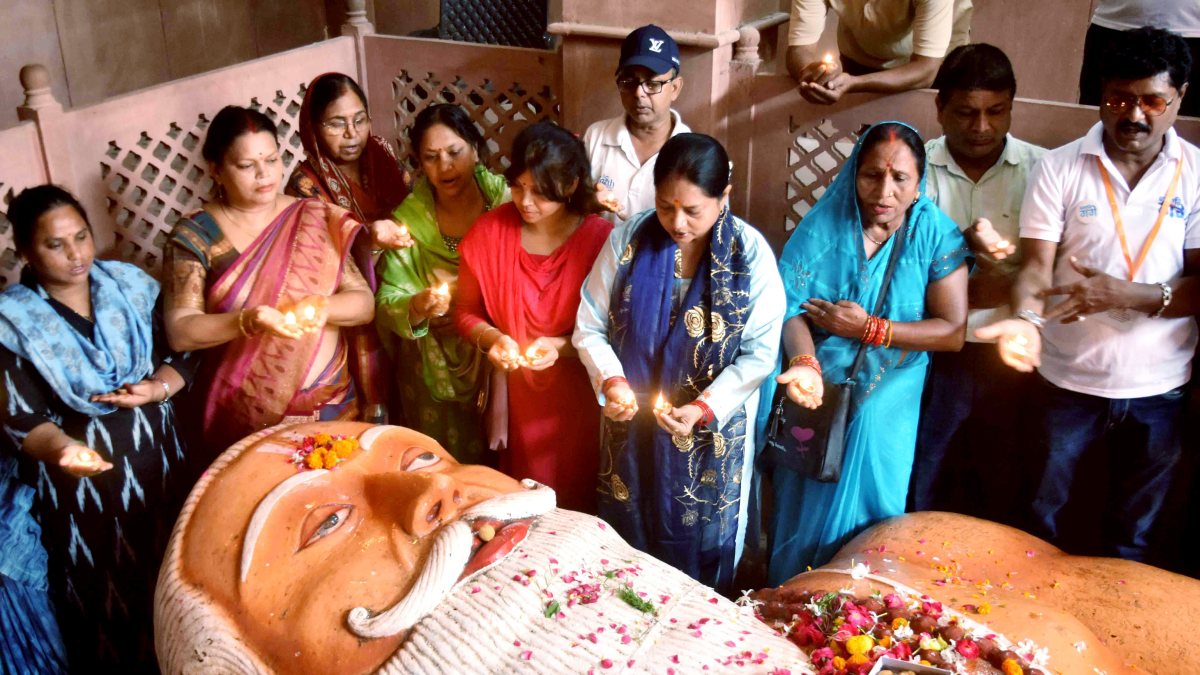 Devotees perform rituals for Pitru Paksha in Prayagraj