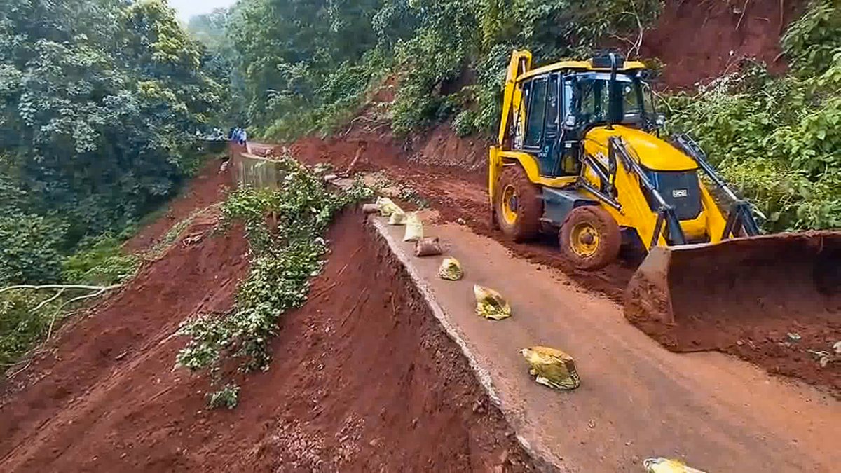 Debris clearance underway after landslide on Jaleshwar-Amarkantak route