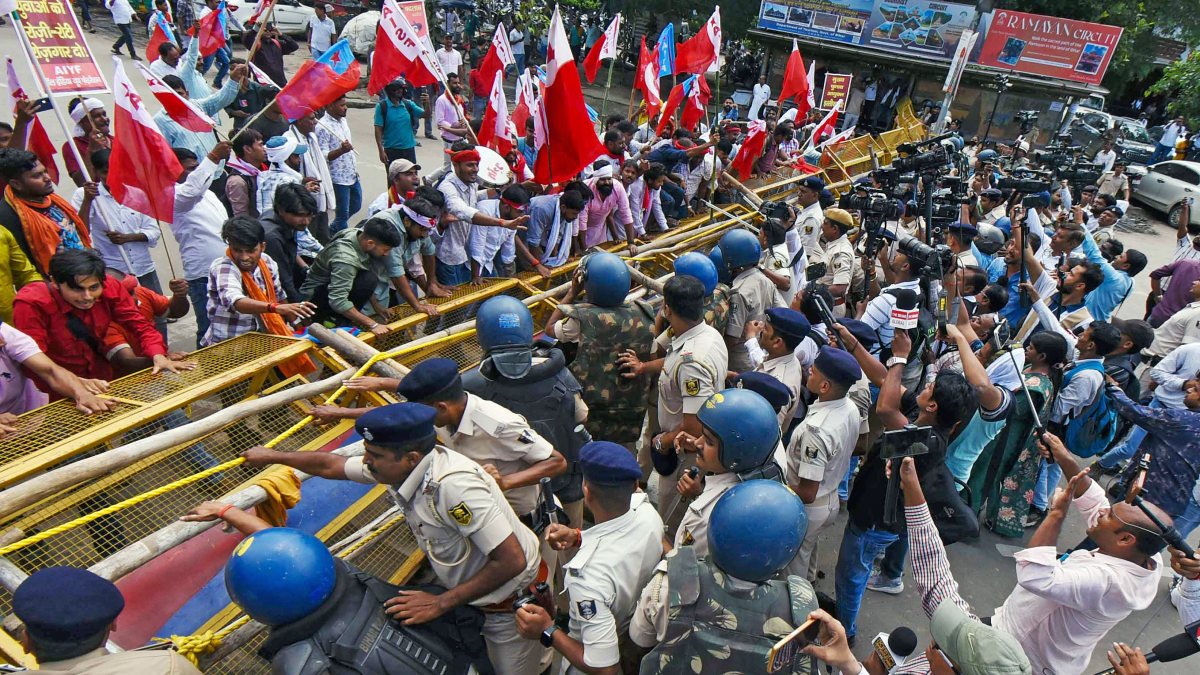 CPI workers breach barricades during Patna protest march