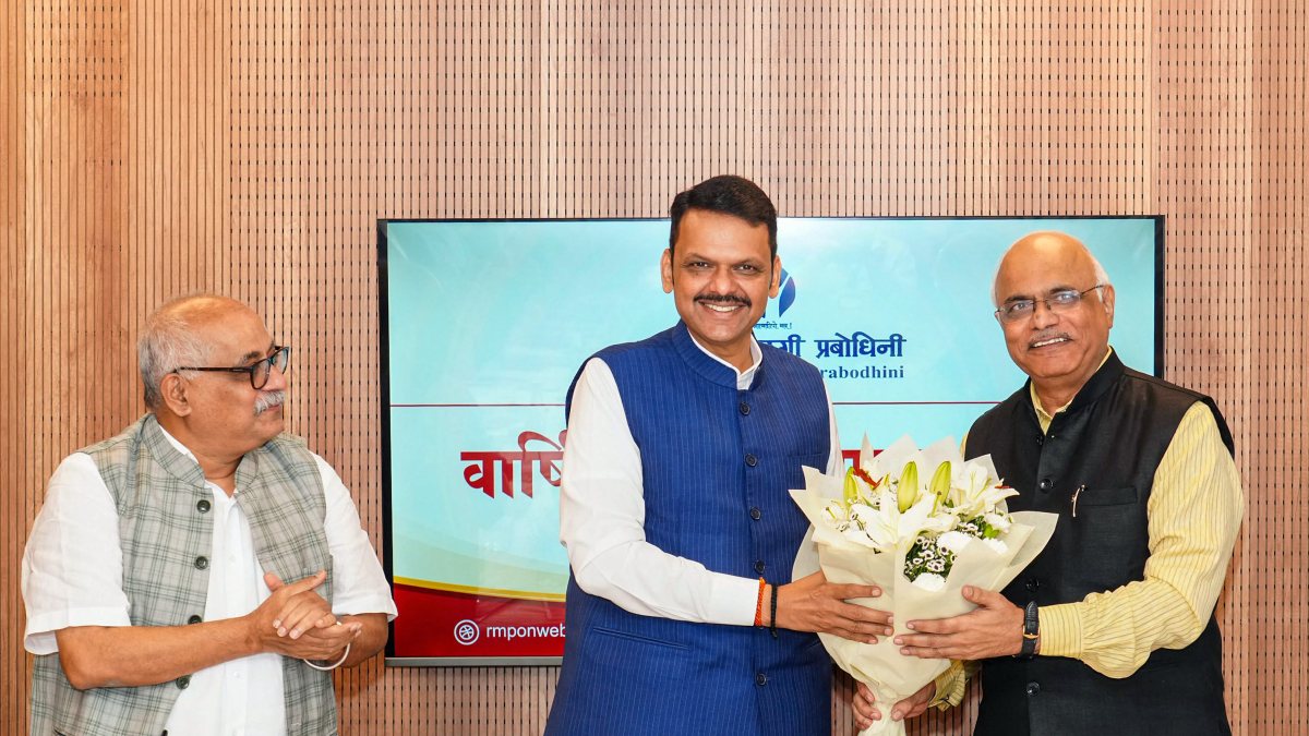 Sahasrabuddhe felicitates Fadnavis at Thane event