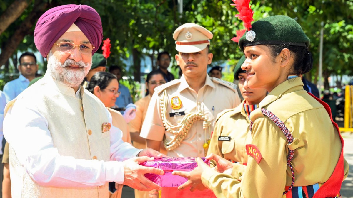 Delhi LG Sandhu gifts NCC cadet at Patna Women's College