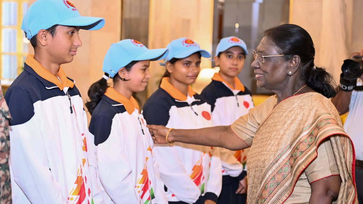 President Murmu meets Sikkim students at Rashtrapati Bhavan