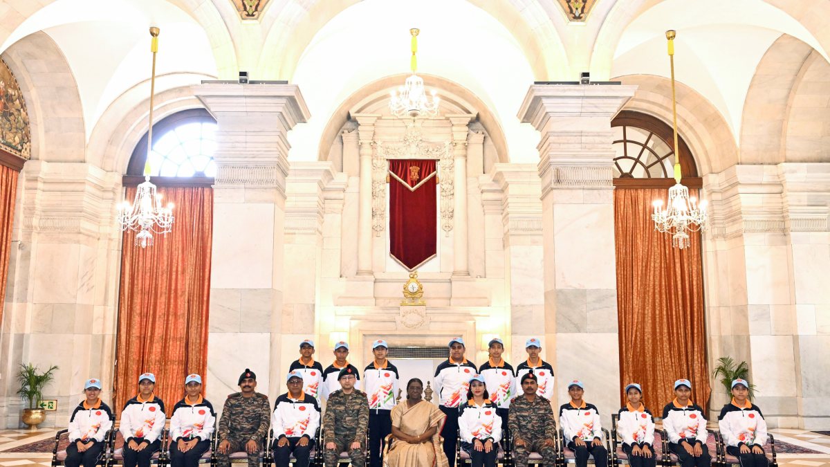 President Murmu meets Sikkim students at Rashtrapati Bhavan