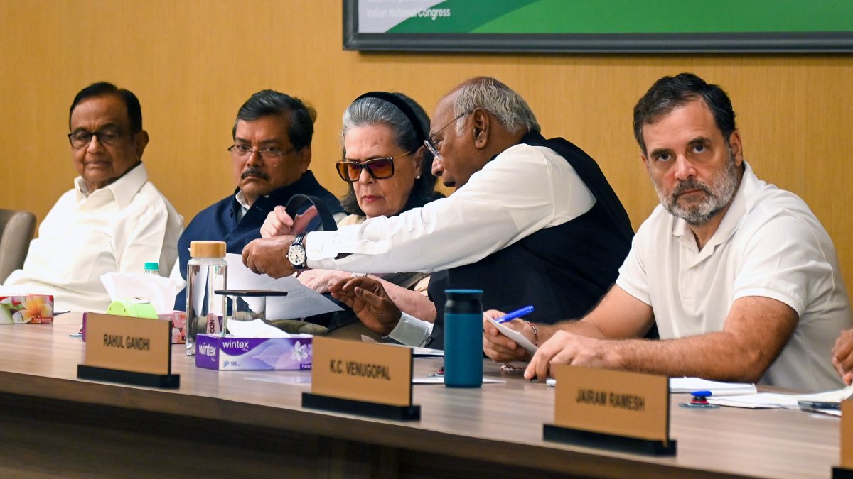 Kharge Rahul and Sonia attend CWC meeting in New Delhi