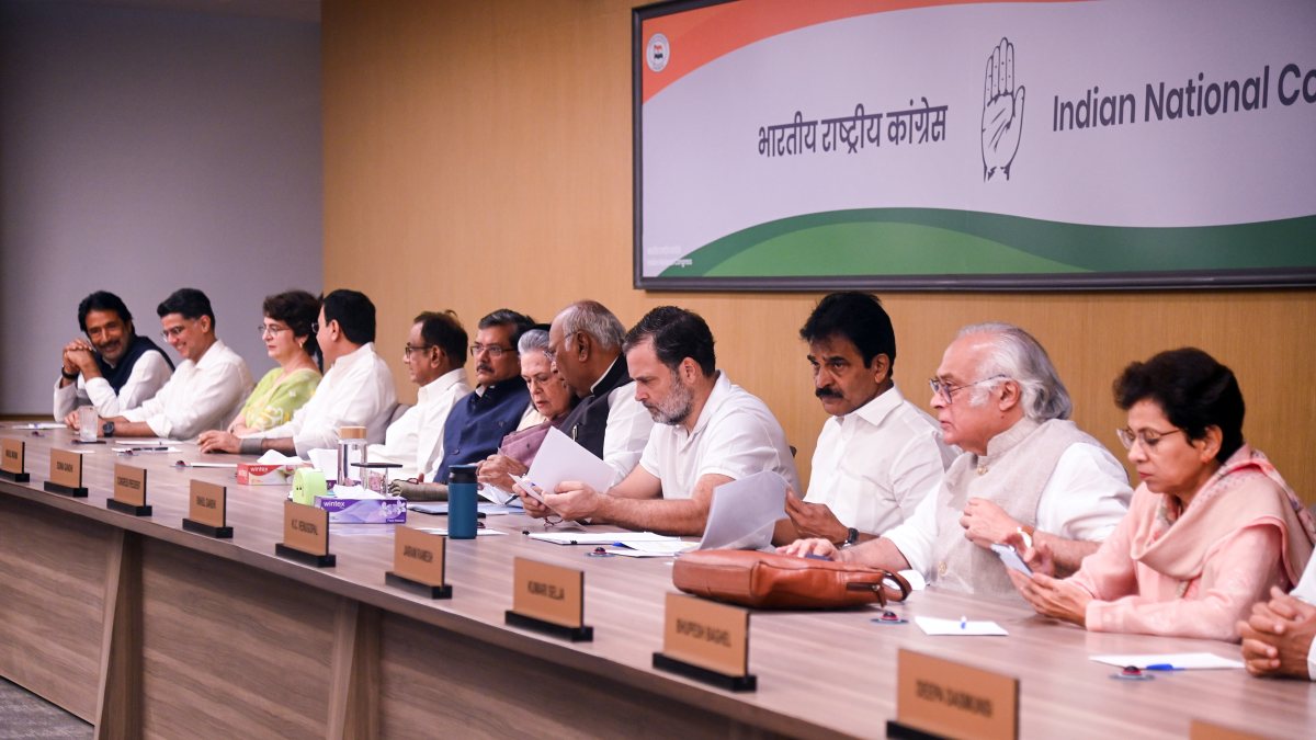 Congress leaders attend CWC meeting in New Delhi