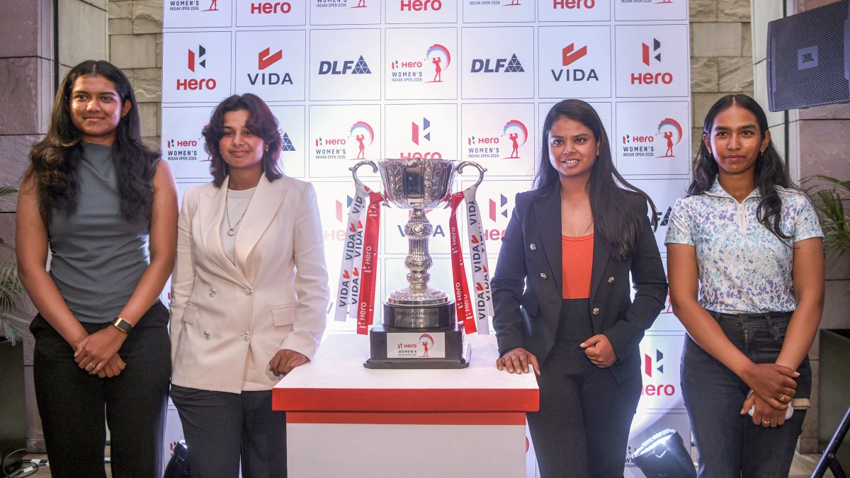Golfers pose with trophy at Women's Indian Open unveiling
