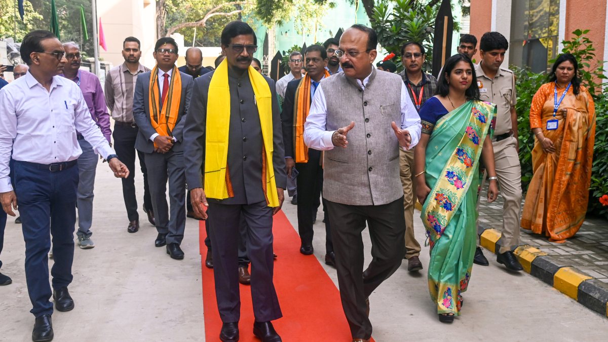 Delhi education minister meets Sri Lankan delegation at school