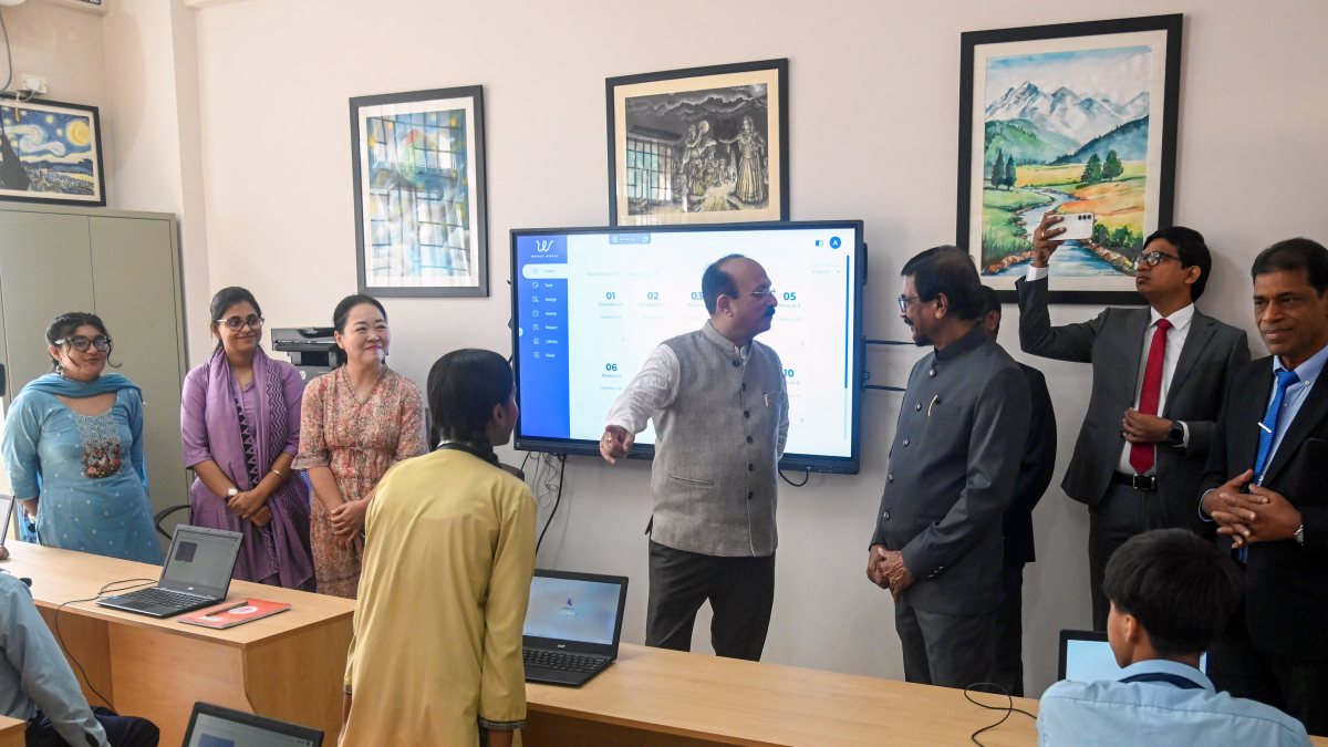 Delhi education minister meets Sri Lankan delegation at school