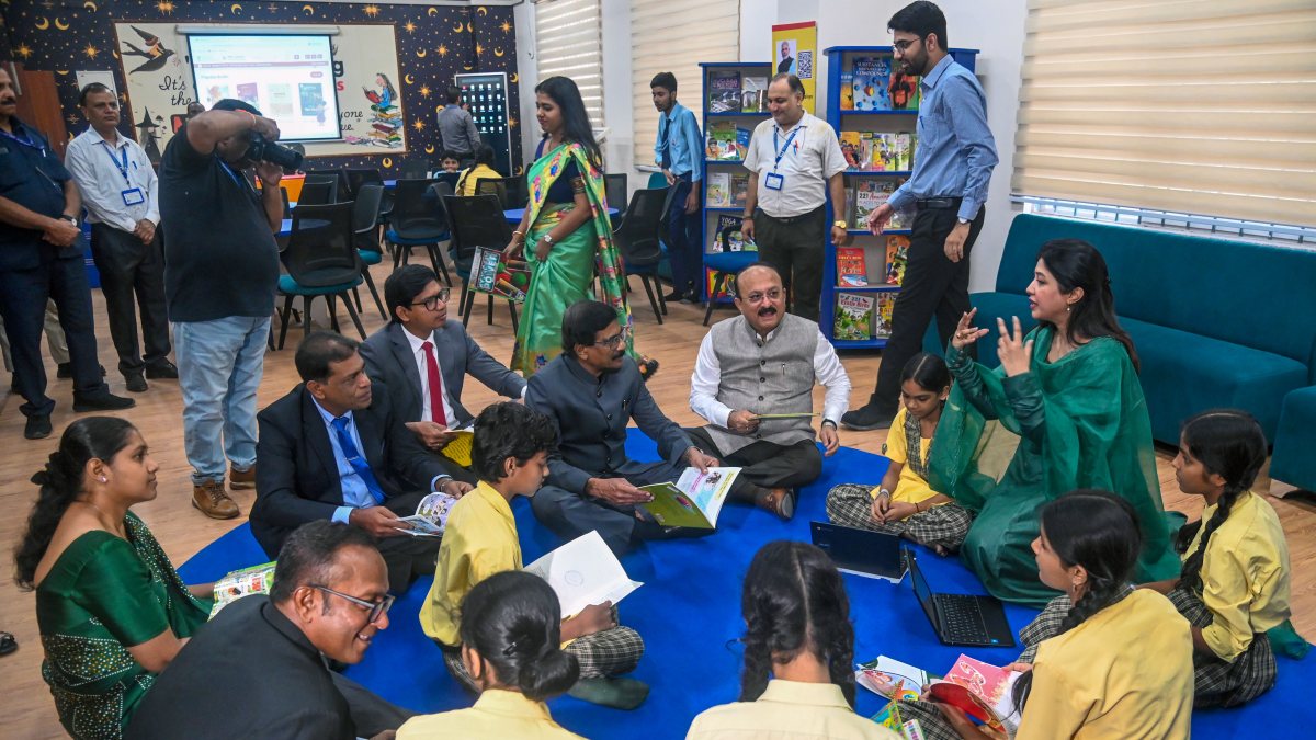 Delhi education minister and Sri Lankan delegation meet students