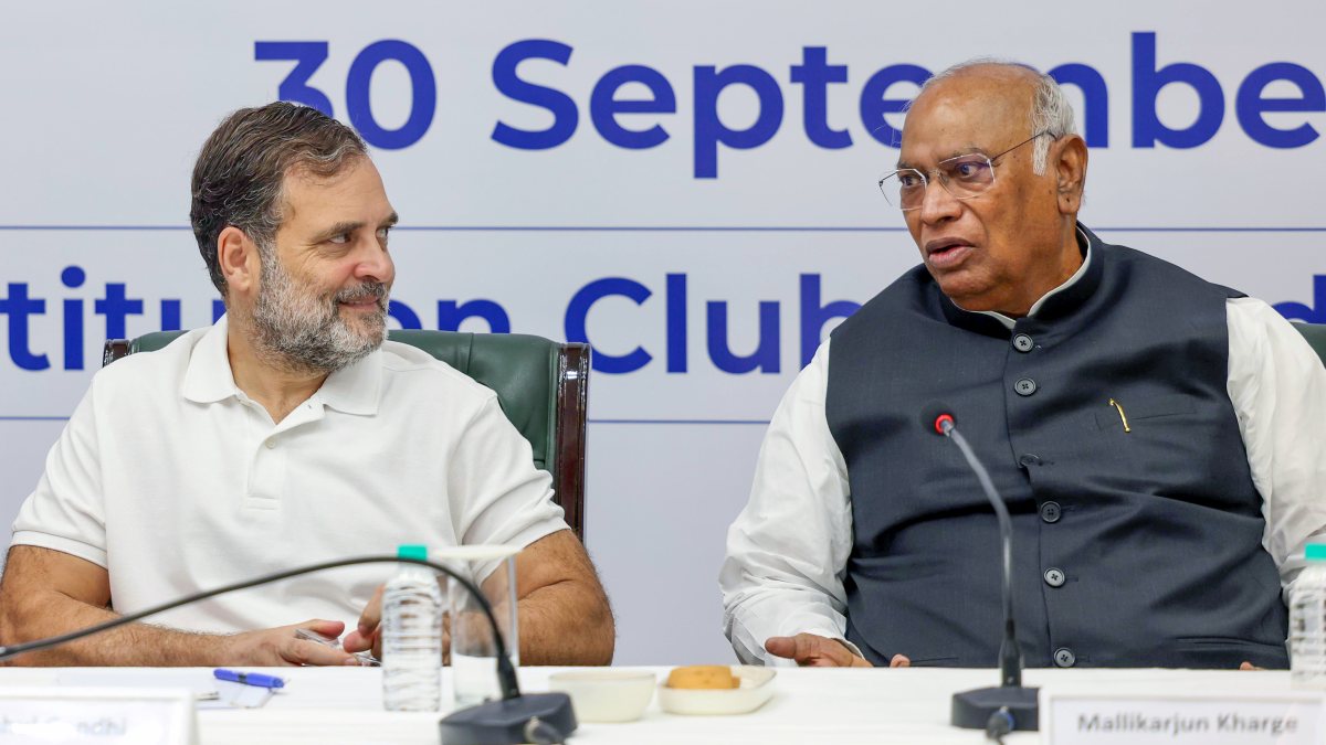 Kharge and Rahul Gandhi interact at INDIA bloc meeting