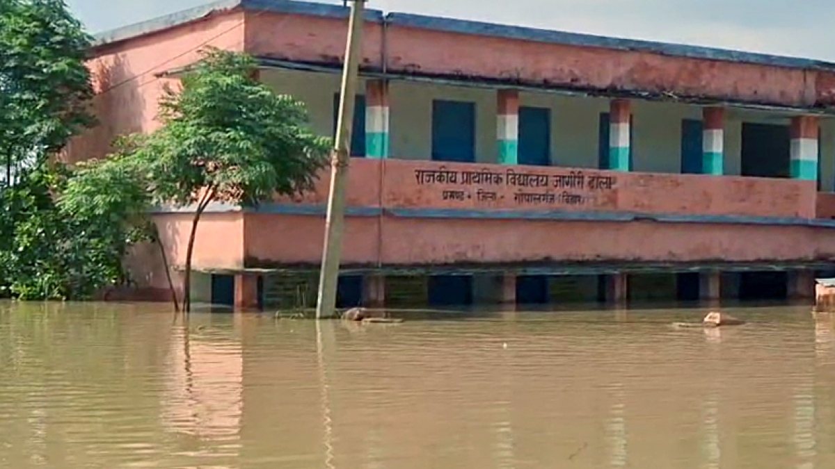 Gandak flood submerges school in Gopalganj