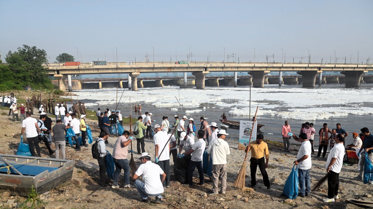 Shramdaan and cleanliness drive held at Kalindi Kunj Ghat