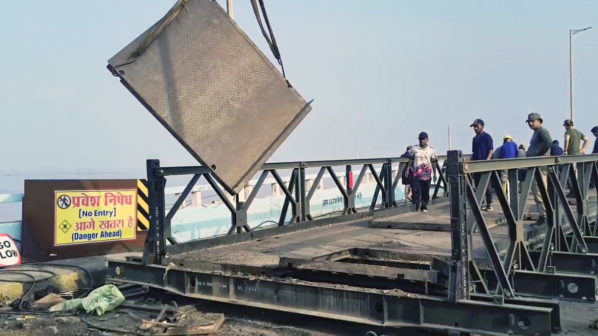 Bhagalpur workers dismantle Bailey bridge on Vikramshila Setu for repairs