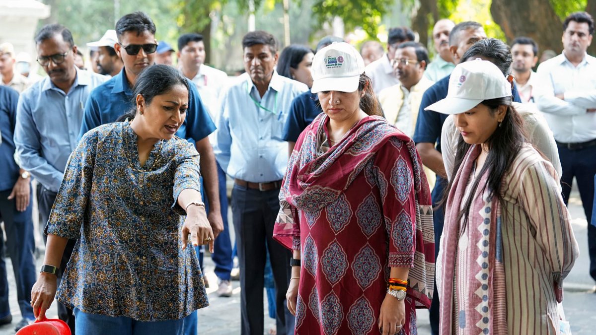 Delhi CM Rekha Gupta joins cleanliness campaign at Kamla Nehru Ridge