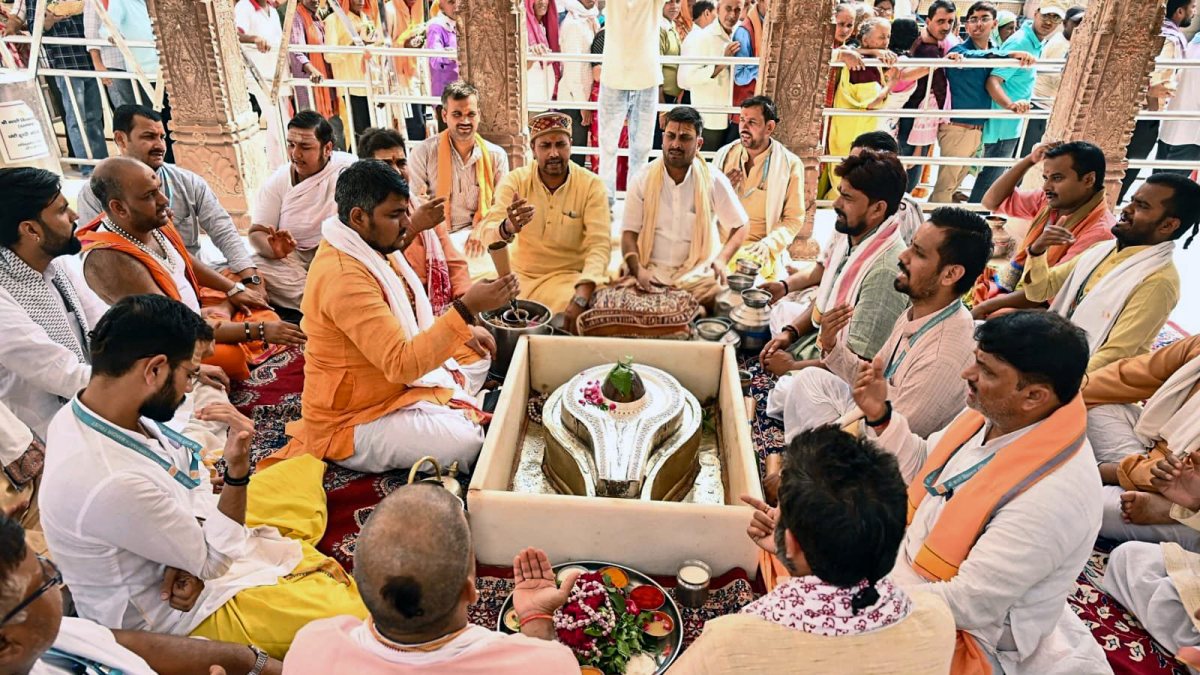 Varanasi priests pray for Flydubai captain's health and long life