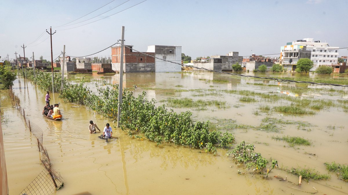 Flood-hit Lucknow residents evacuated by boat as Gomti River rises