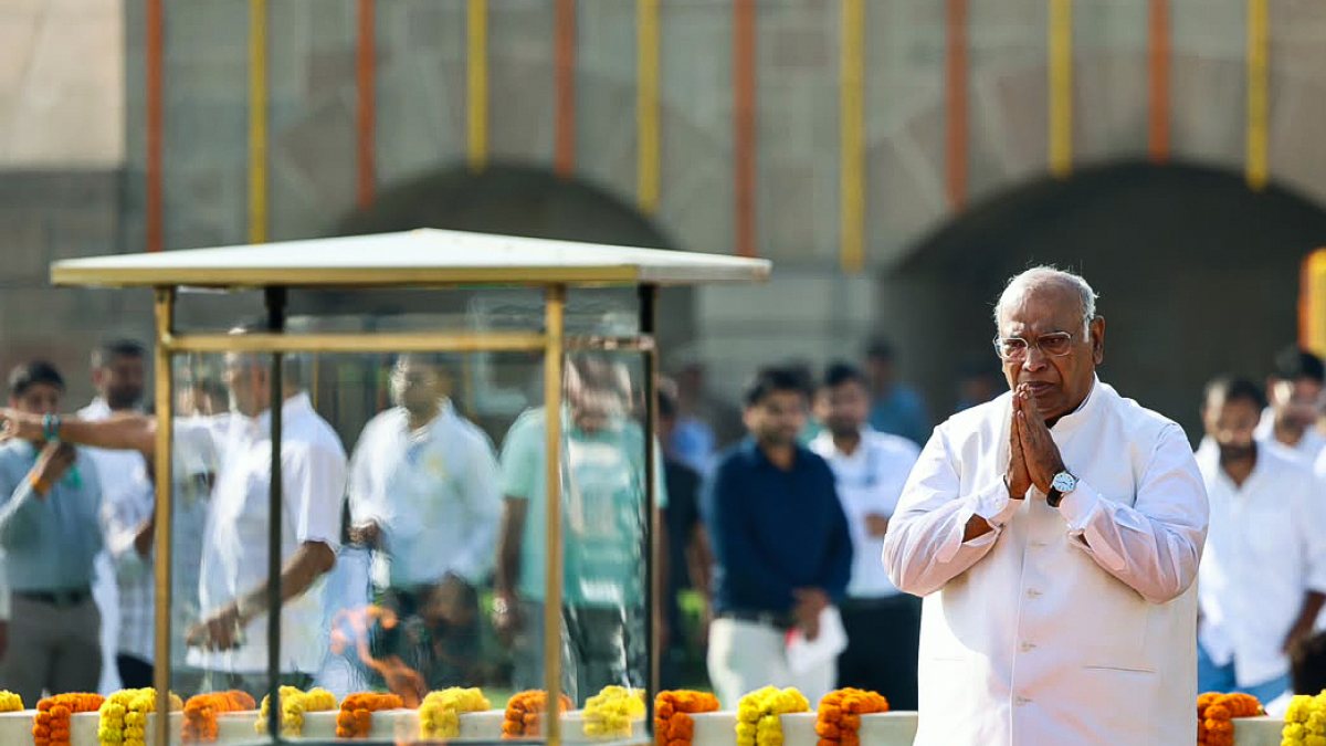 Kharge pays homage to Mahatma Gandhi at Rajghat on Gandhi Jayanti