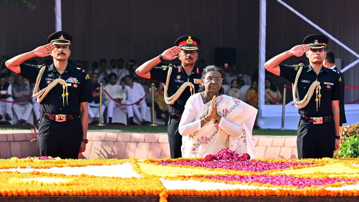 President Murmu pays homage to Lal Bahadur Shastri at Vijay Ghat