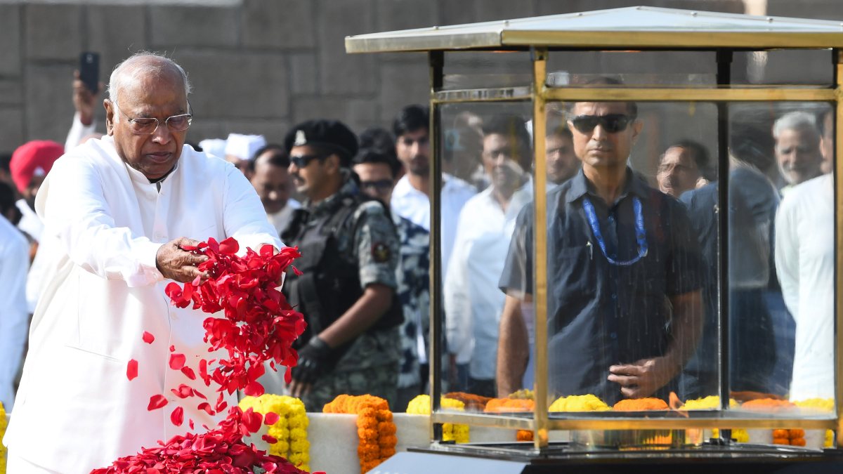 Kharge pays floral tribute to Gandhi at Raj Ghat