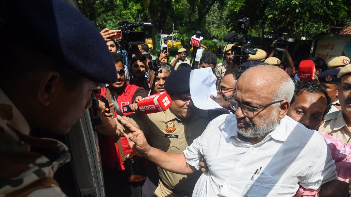 Police detain M A Baby at Jantar Mantar protest
