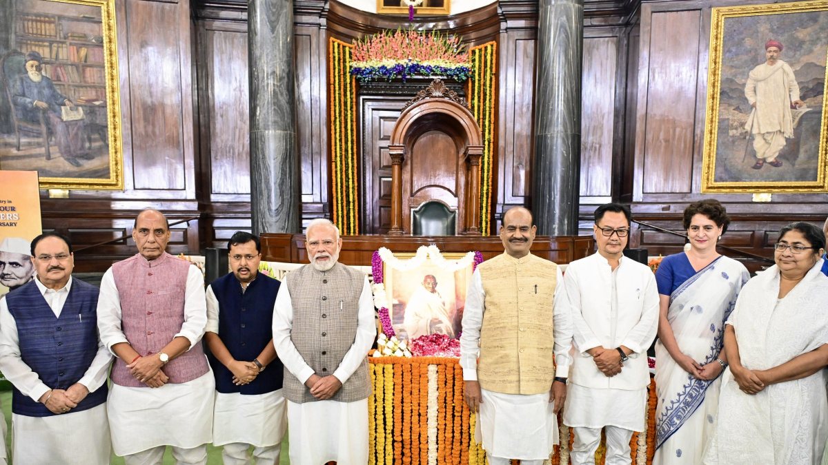 PM Modi and leaders pay tributes to Gandhi and Shastri
