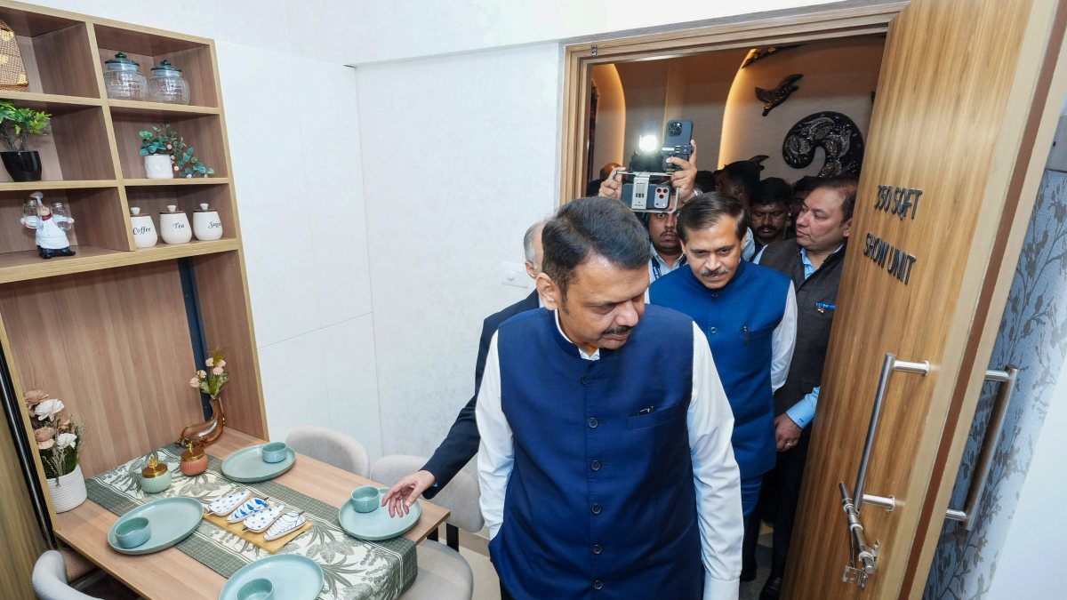 Fadnavis opens Dharavi Experience Centre in Mumbai