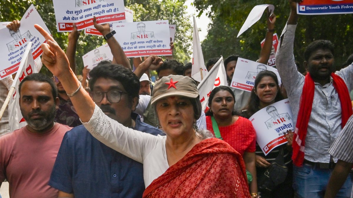 Brinda Karat protests against election commissioner in Delhi