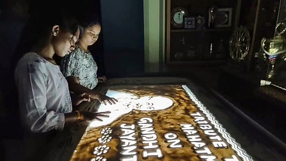 Sand animation of Mahatma Gandhi created in Puri