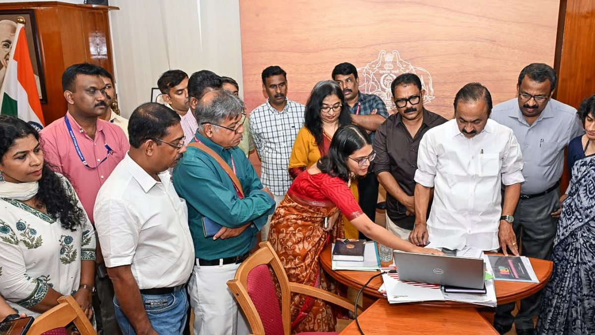 Kerala CM launches websites for 1200 local bodies