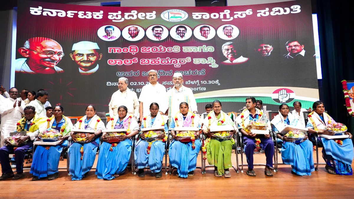 Karnataka leaders honour sanitation workers at Gandhi Shastri event