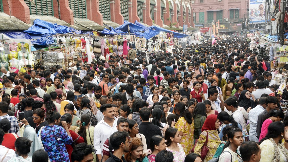 Kolkata market buzzes with Durga Puja shoppers