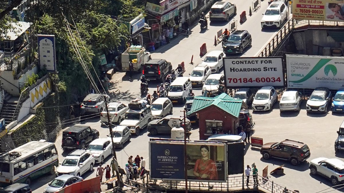 Shimla sees traffic jam as tourists arrive at hill station