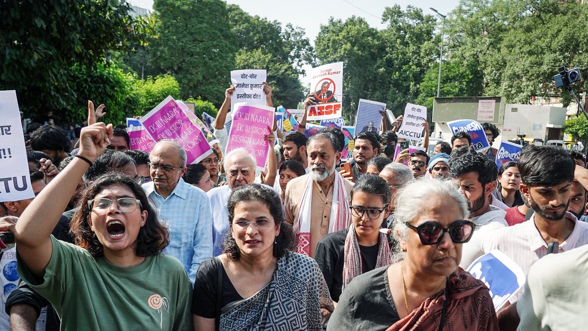 Kapil Sibal, Prashant Bhushan, Yogendra Yadav protest at Jantar Mantar
