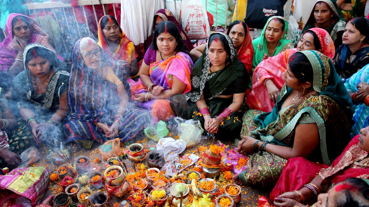 Bihar devotees perform Jitiya Puja rituals in Bhopal