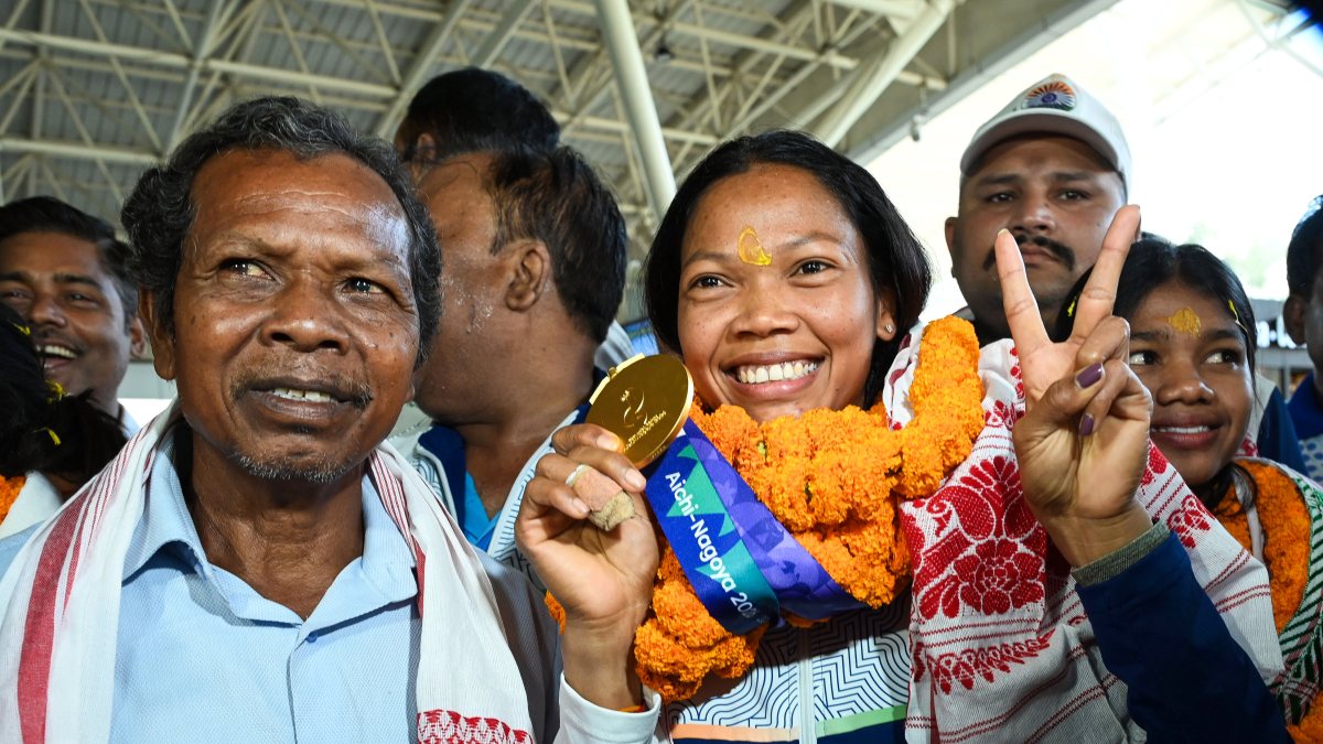 Salima Tete poses with father after Asian Games gold