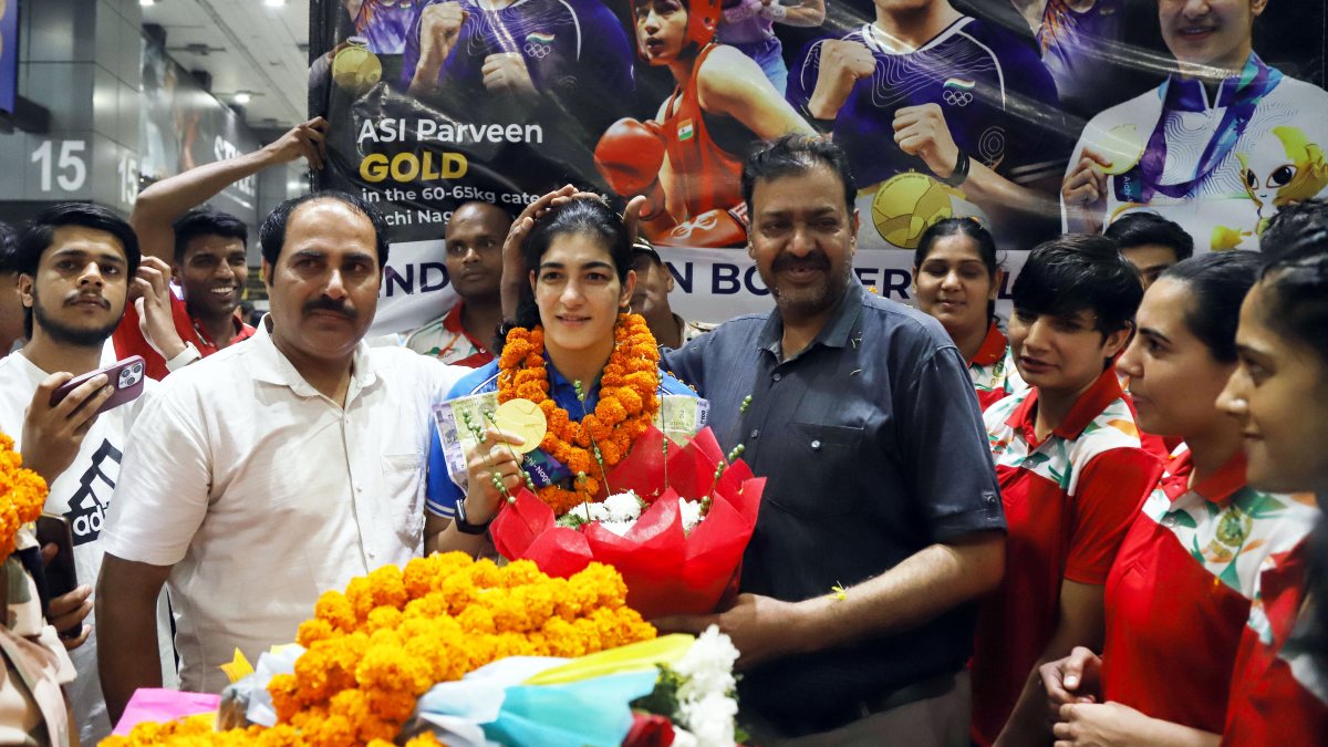 Parveen Hooda poses with Asian Games gold at Delhi airport