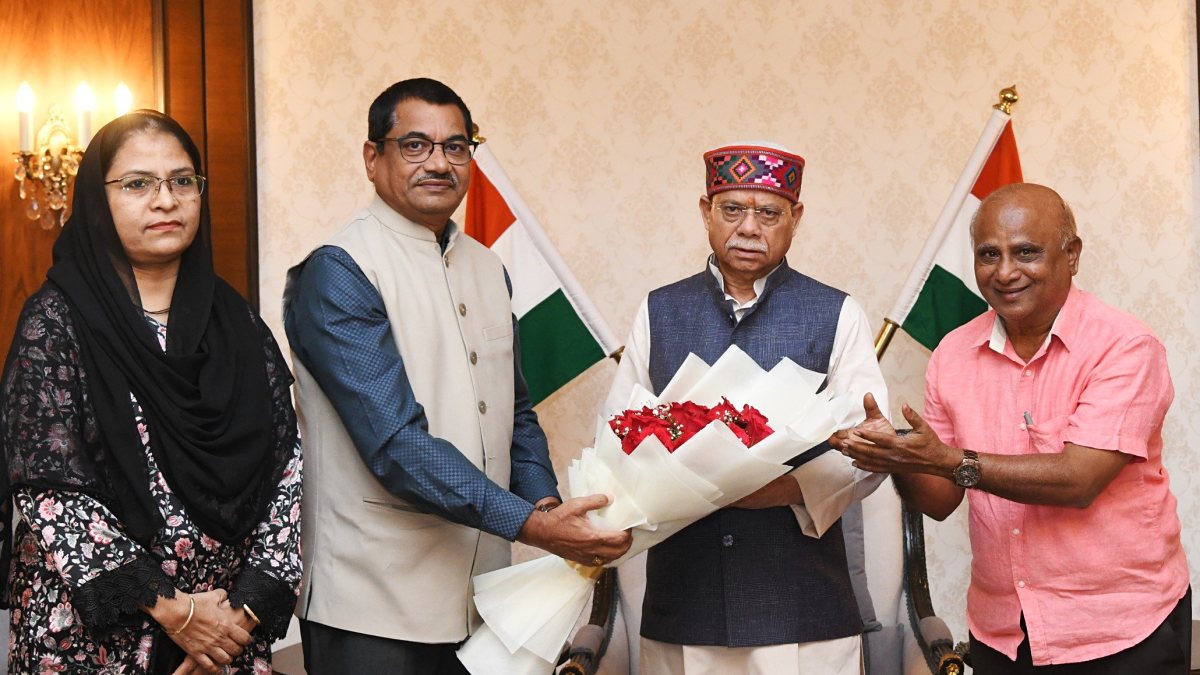 Telangana CIC calls on governor in Hyderabad