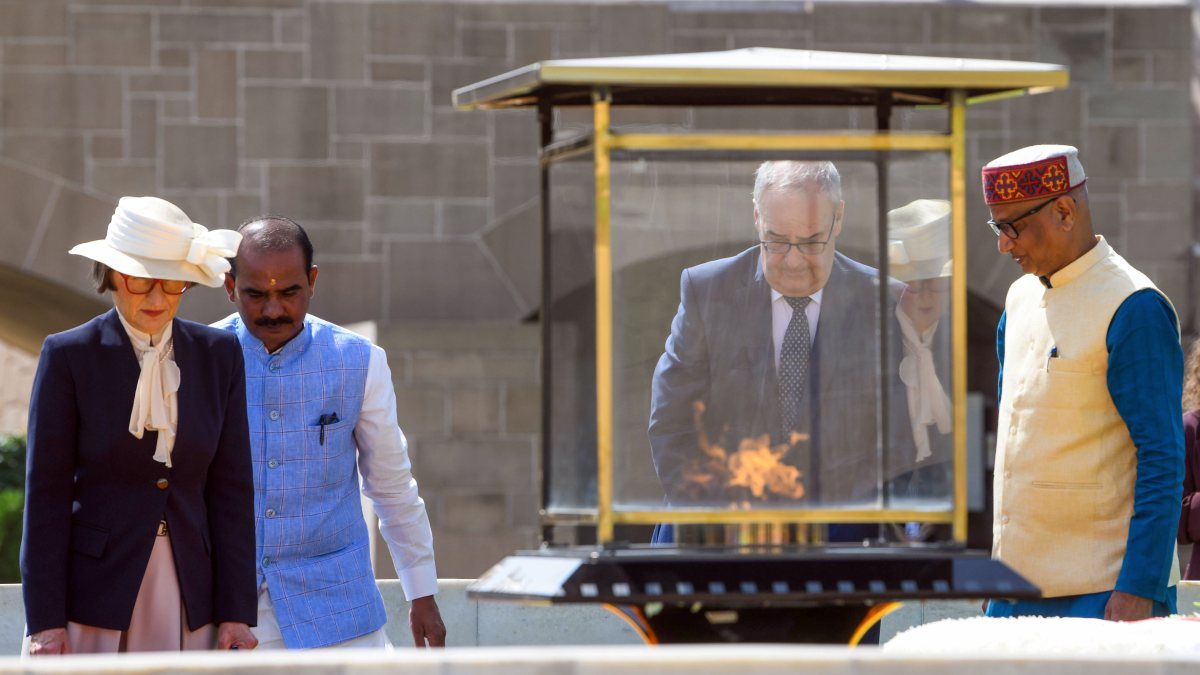 Swiss president pays homage to Mahatma Gandhi at Rajghat